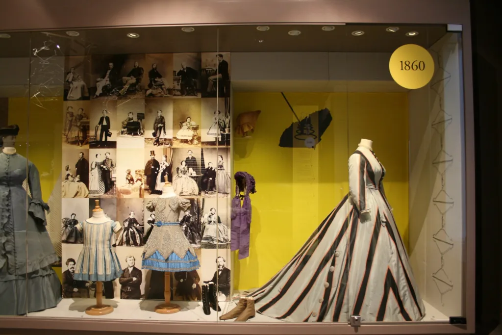 Exposition Crinolines & cie ©Musee Mode & Dentelle
