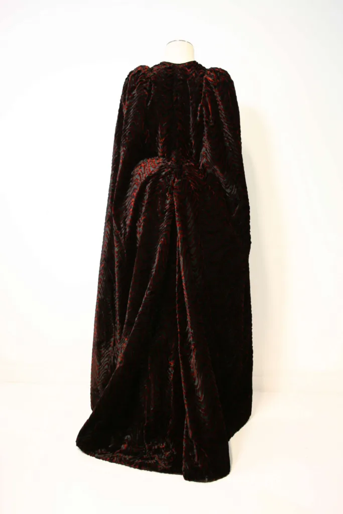 Manteau princesse_Expo Handmade_Musee Mode & Dentelle ©Y.Peeters-A.Dohet