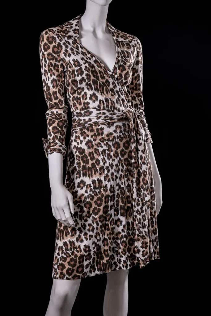 Diane von Furstenberg, Robe portefeuille en jersey imprimé au motif léopard, 1974 © E.Gomez