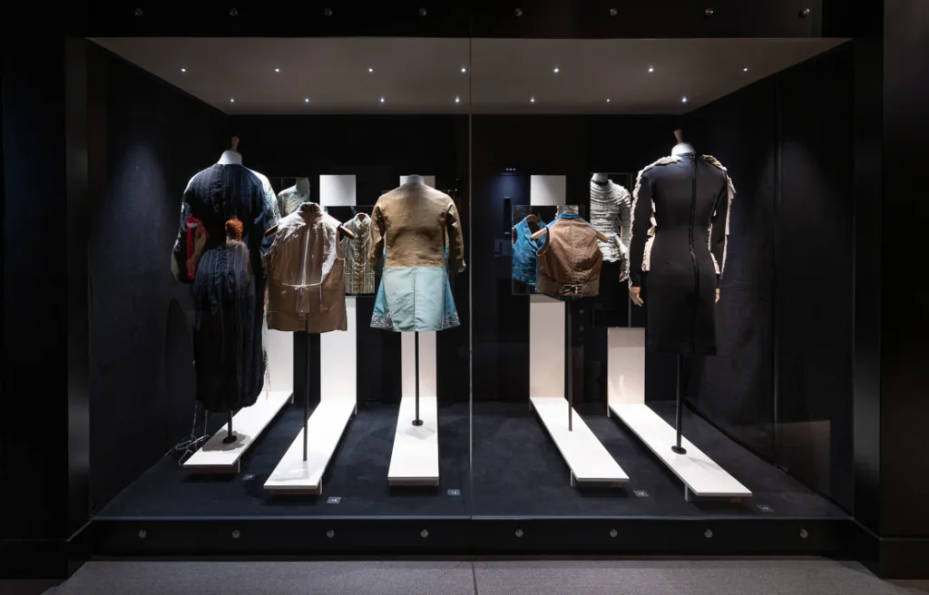 Exposition Back Side Fashion from behind_Musee Mode & Dentelle ©detiffe.com