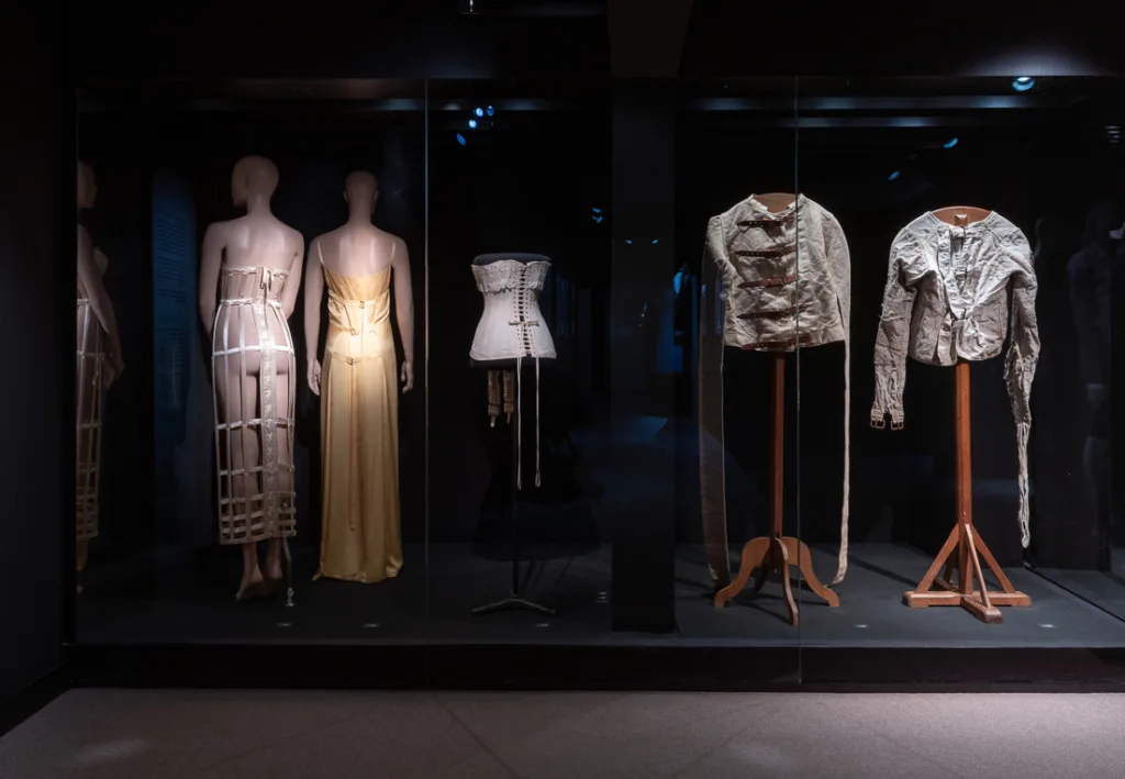 Exposition Back Side Fashion from behind_Musee Mode & Dentelle ©detiffe.com