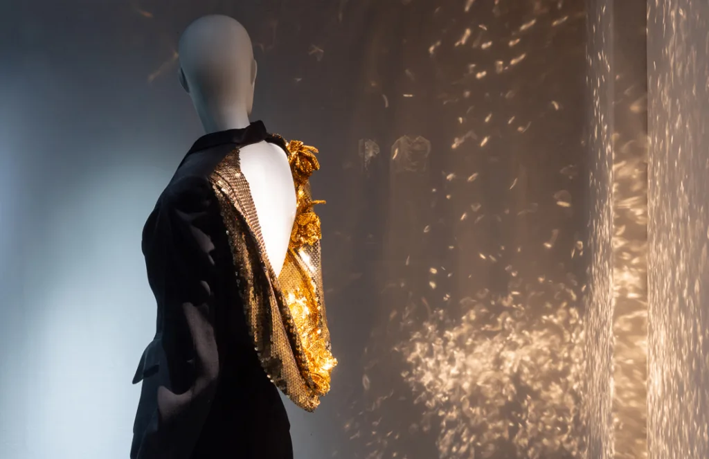 Exposition Back Side Fashion from behind_Musee Mode & Dentelle ©detiffe.com