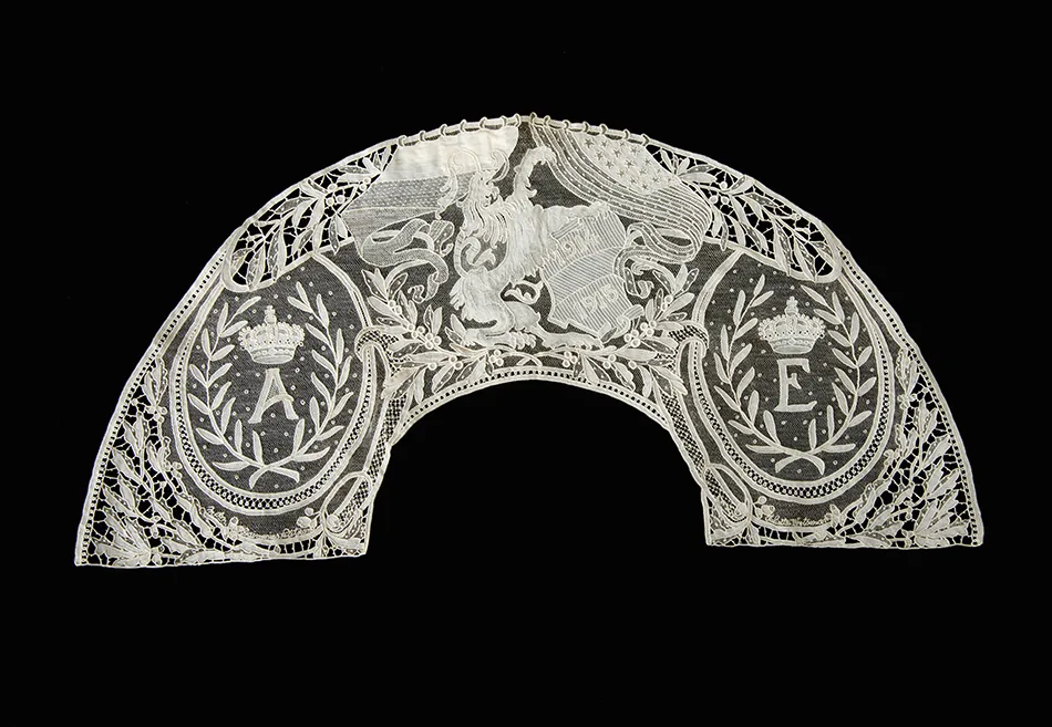 Juliette Wytsman, Maison Daimeries-Petitjean Feuille d'éventail monogrammée avec le nom de la créatrice, 1915-1916. Dentelle à l'aiguille Point de Gaze© US, Washington DC, National Museum of American History